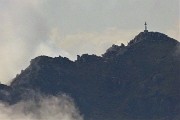 74 Maxi zoom sulla Cima Cermenati in Resegone con la croce di vetta